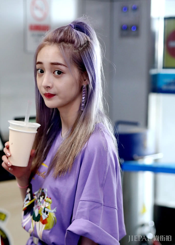 周洁琼不仅身材好,皮肤更好,穿POLO衫搭配短裙秀大腿