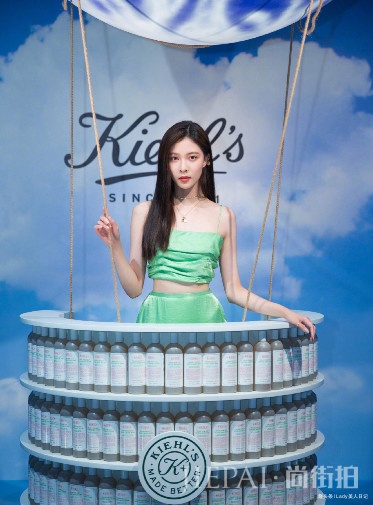 宋妍霏吊带裙搭配长直发,演绎清爽小诱惑