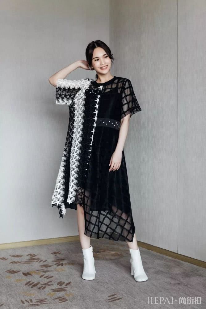 杨丞琳身穿满天星“阴阳裙”抢眼,嘟嘴卖萌似16岁少女