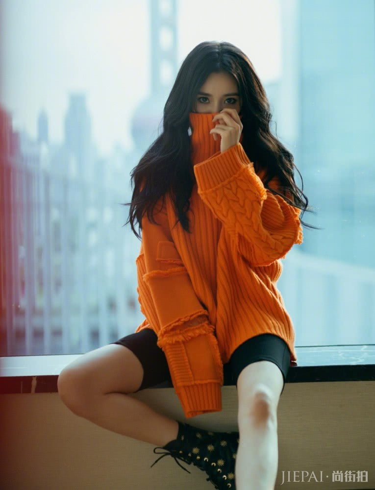 杨幂穿厚实高领针织衫配单车裤,画烟熏妆摩登又帅气