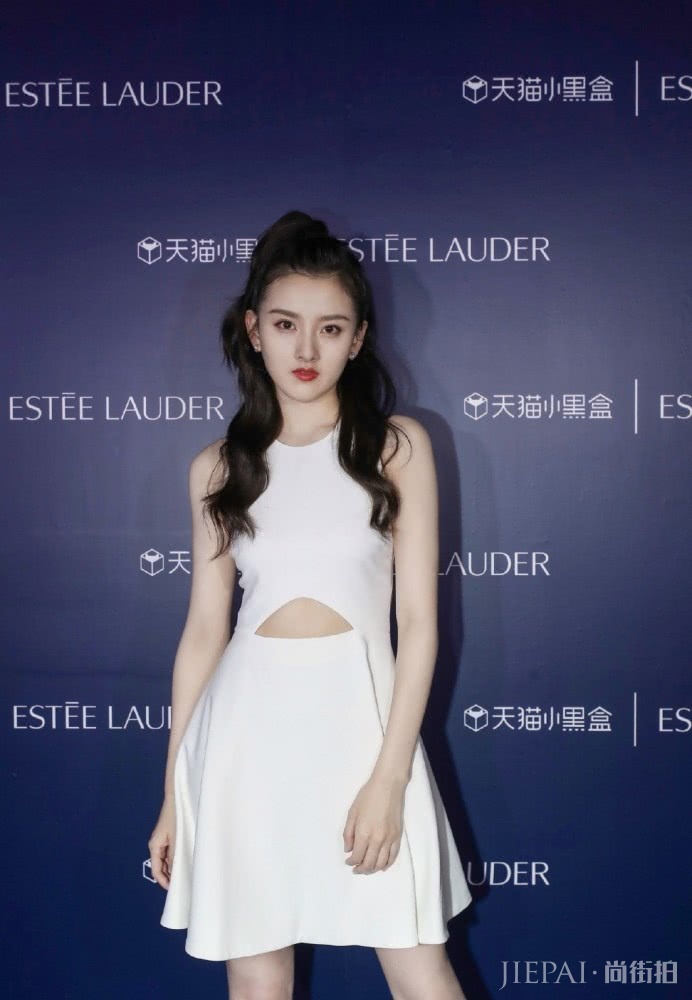 宋祖儿无袖连衣裙小腹上“开个口”,配红唇卷发女人味十足