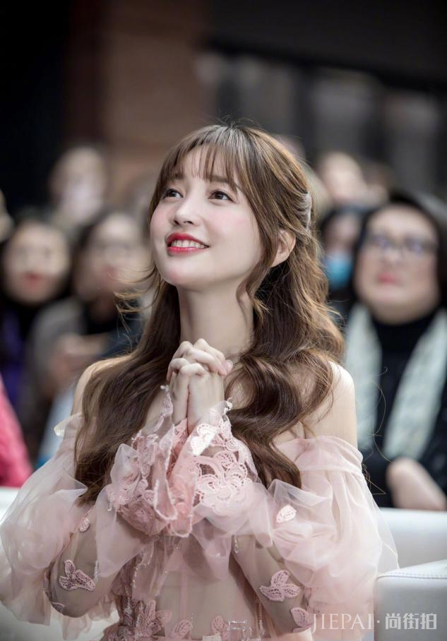 女明星示范，头发扎一半留一半，这些发型好打理还时髦