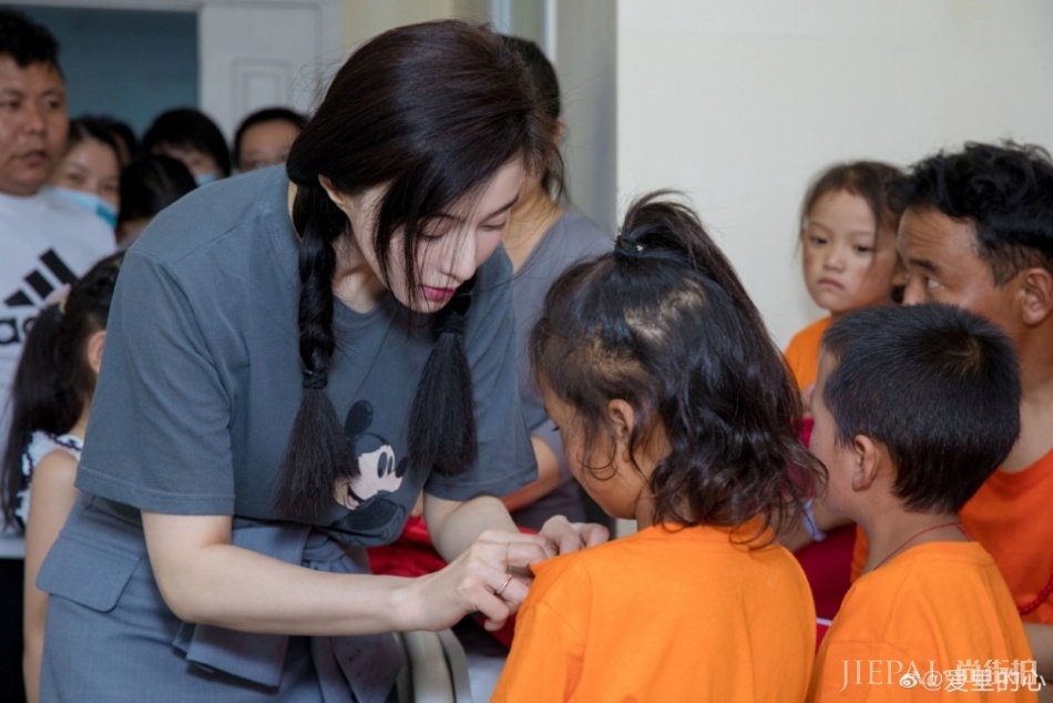 范冰冰现身医院做慈善,皮肤逆天,比小朋友们还嫩