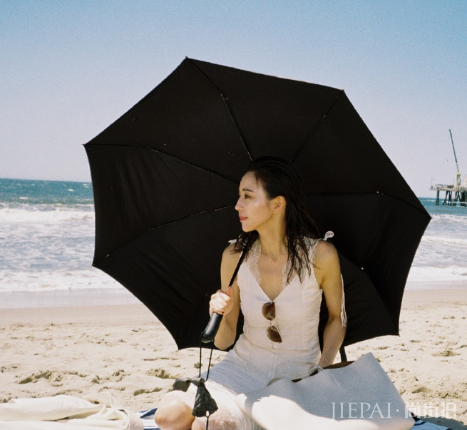 张钧甯化身女总裁?穿黑色裙戴墨镜帅气撩人,这样的打扮气场也太强了吧