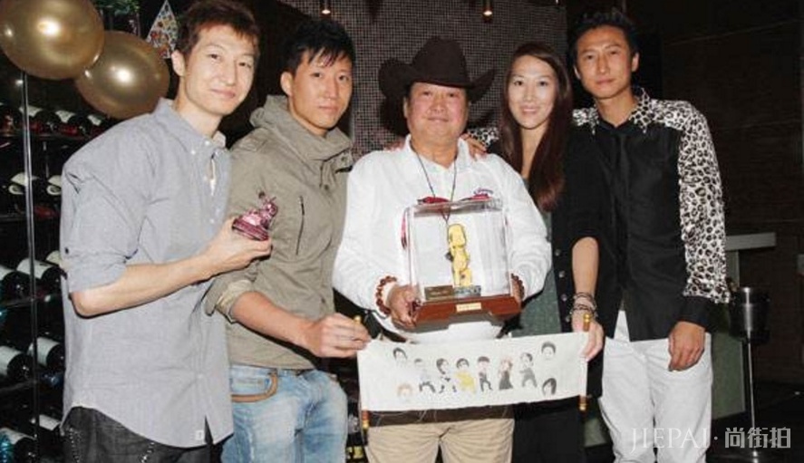 67岁洪金宝近照曝光,头发花白无眉毛,与身旁小13岁妻子像祖孙!