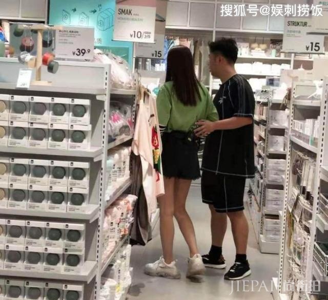 沈梦辰七夕节晒大束玫瑰花狂秀恩爱,网友默契催婚:赶紧结婚了!