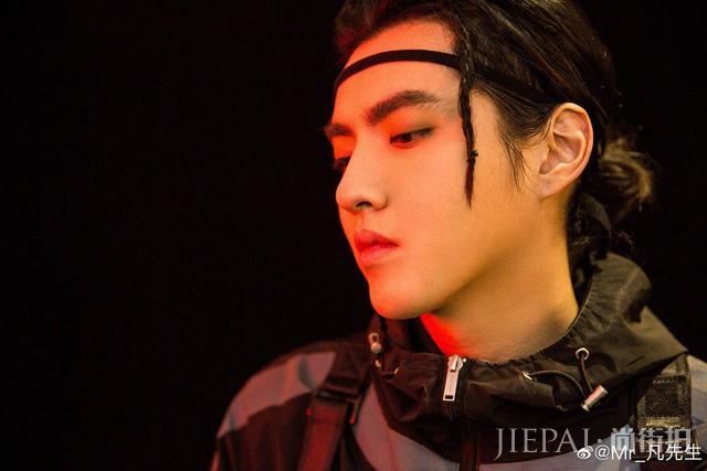 吴亦凡绯闻前任再作妖?小G娜1句话成热点,蹭热度发文再成赢家