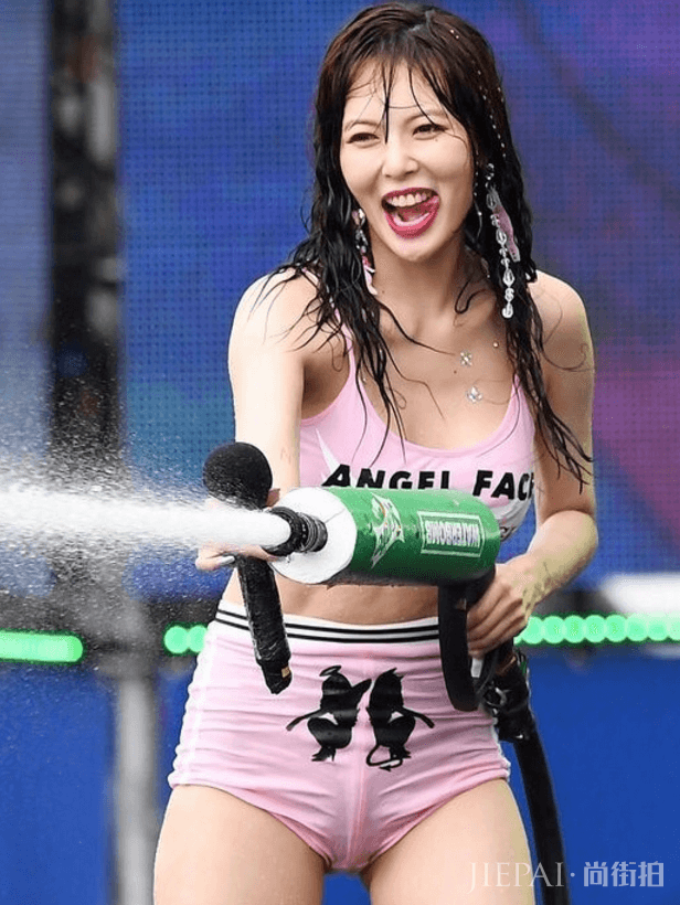 泫雅果真是韩国“小野马”,穿泳装登台,这行为李孝利都不敢做