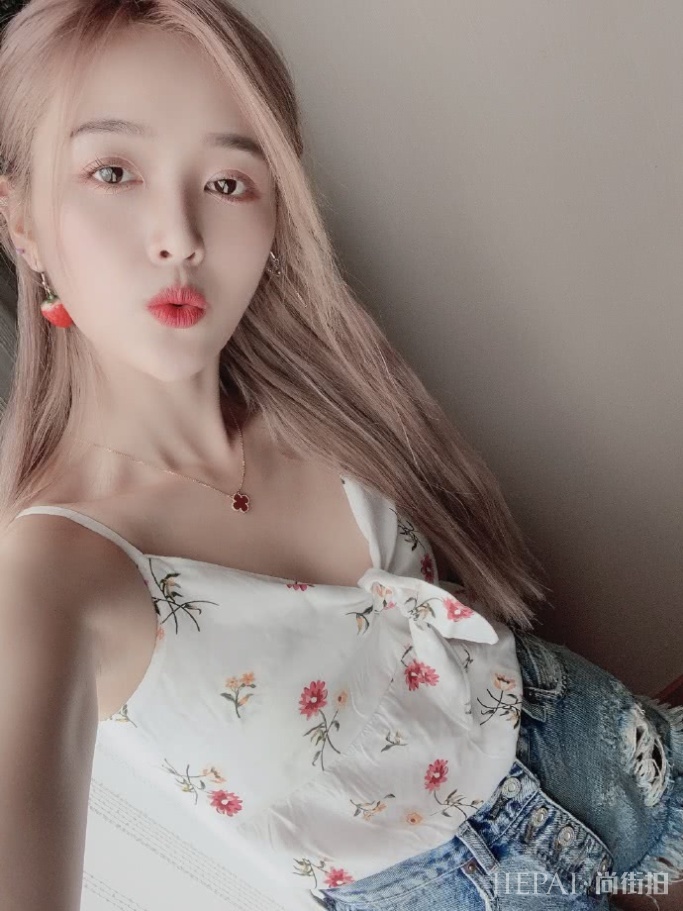 吴宣仪晒自拍穿热短裤大秀美腿 精致五官仙女感十足