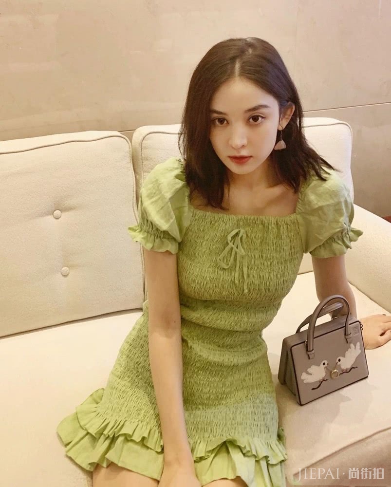 袁姗姗穿牛油果出街，褶皱裙秀出曼妙身材