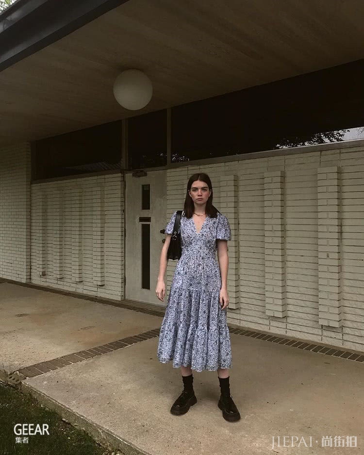用裙子搭配这双鞋?这个奇怪组合意外地在Ins流行起来