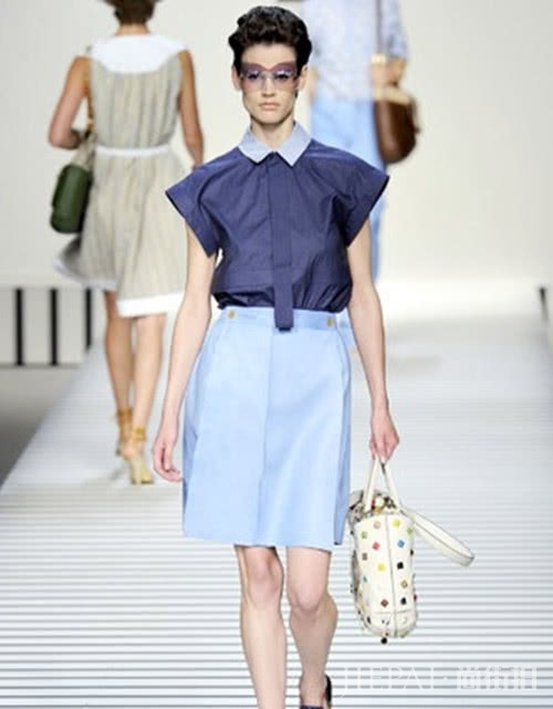 欧美街拍 夏天的蓝色情调要用温柔半身裙来助阵