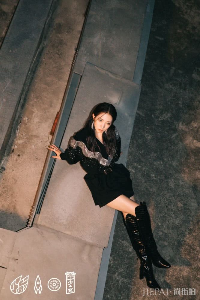 孟美岐深夜营业,黑发黑衣黑靴风格神似戚薇