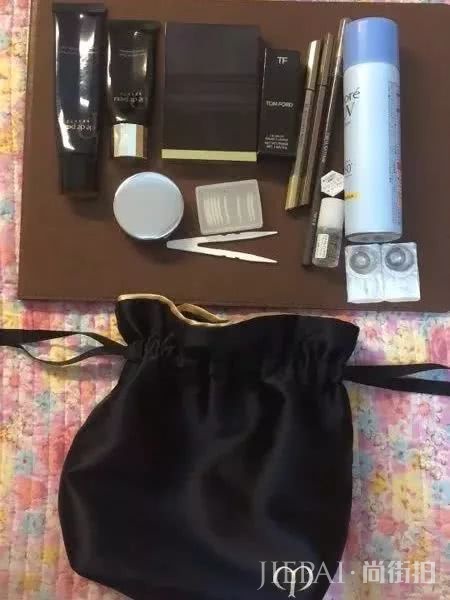 到底是什么神仙眼影盘,能让戚薇用到铁皮