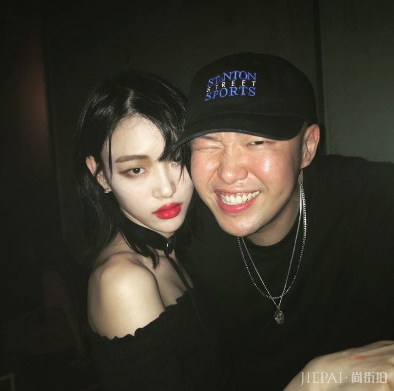 韩国第一超模崔素拉宣布结婚,黑色婚纱太大胆,父母不介意吗?