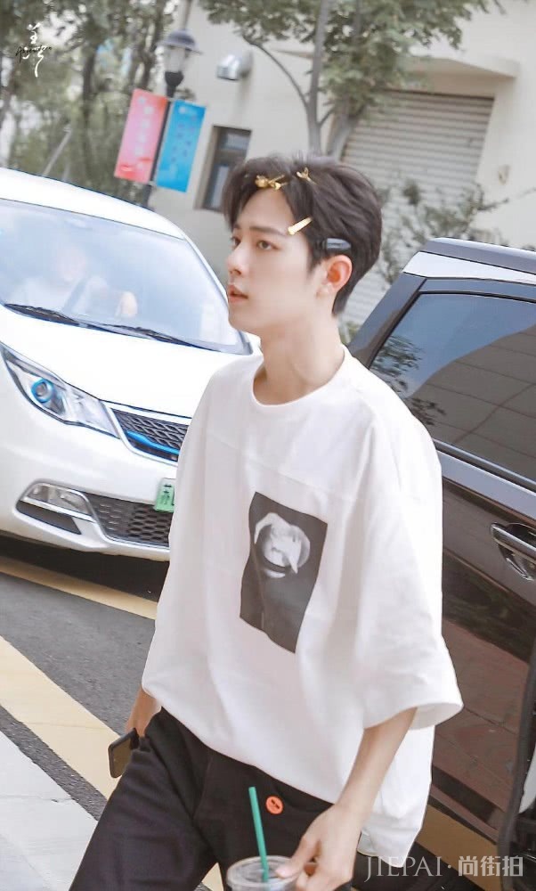 肖战“顾医生”上班照,穿中袖白T戴发卡,又帅又可爱
