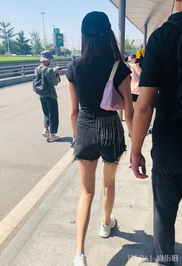 大长腿已看腻,有谁注意关晓彤的腰?机场生图曝光后网友炸锅!