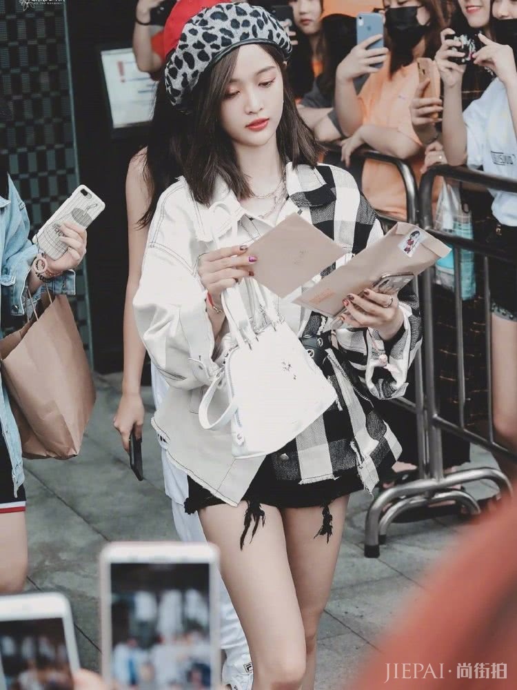 吴宣仪和Sunnee双双挑战拼接款造型，却搭出了两种风格