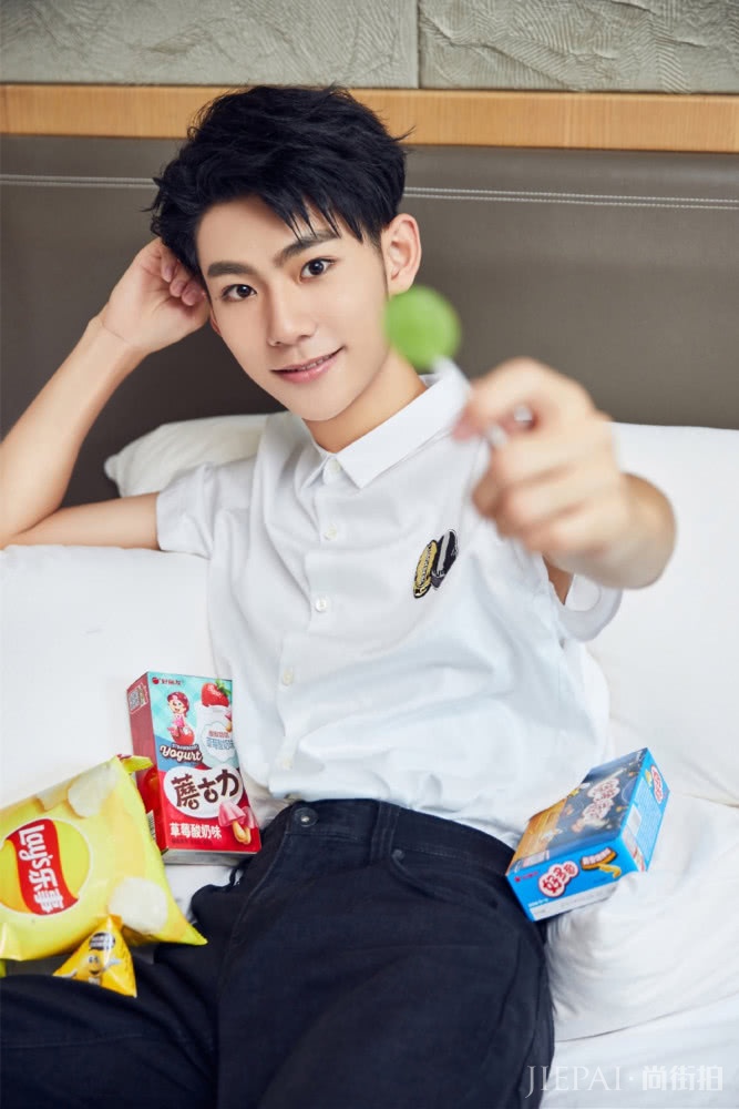 18岁刘家祎私服清爽帅气，不戴眼镜好高冷，跟林磊儿判若两人