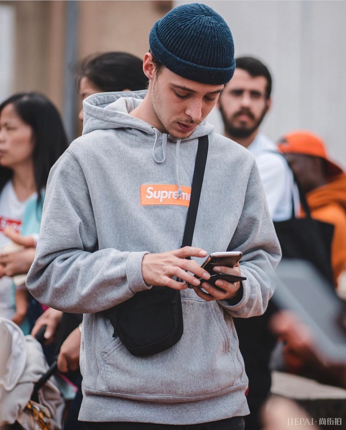 Supreme巴黎门店排号盛况!潮流比拼堪比时装周!