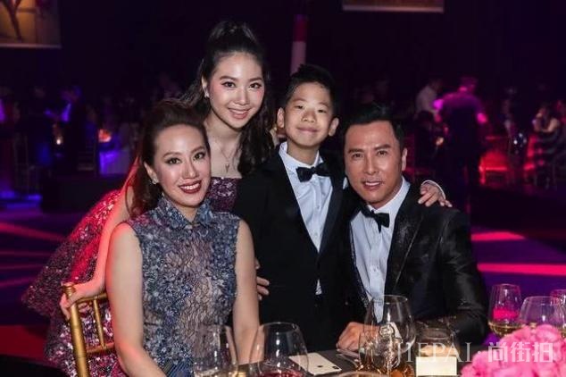 甄子丹全家出游享亲情乐独缺长子，15岁女儿175CM很抢镜