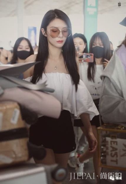 女明星的机场look,我羡慕的不是衣服是身材