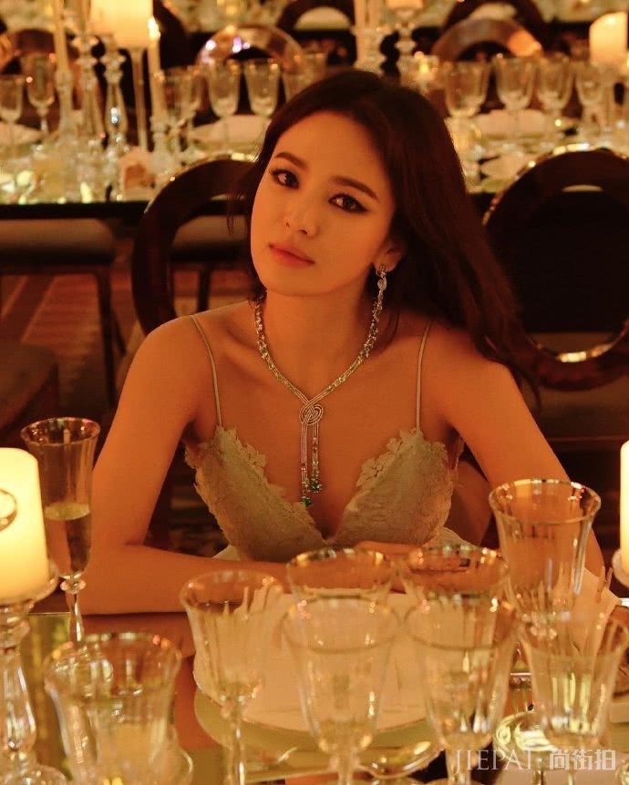 宋慧乔穿白色连衣裙配烟熏妆,少女感却一点没减