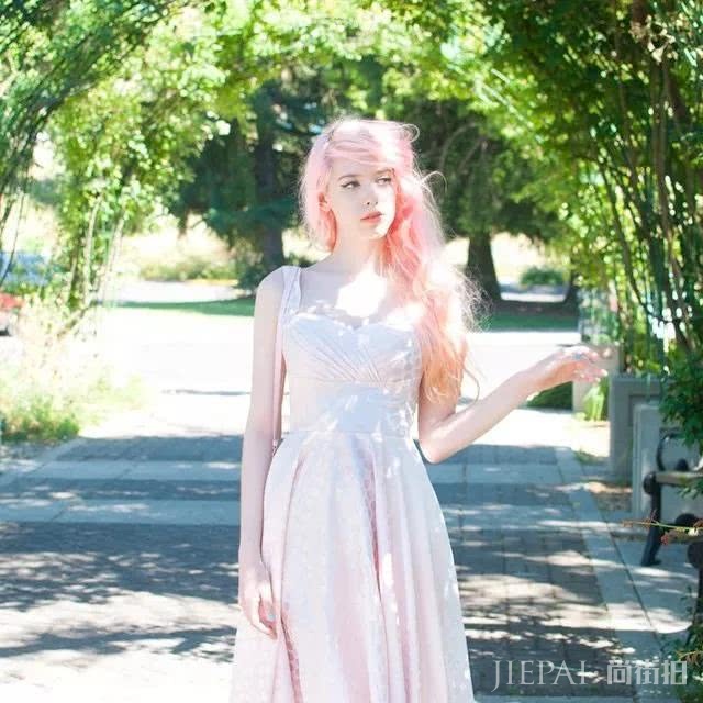 凭水蜜桃发色大受瞩目，颜值又高又会打扮，还撩粉10万＋？