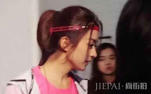 赵丽颖拥有被圆脸,耽误的出众的鼻子,别跟他比不然