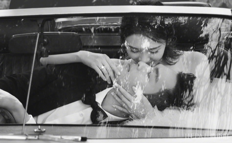 唐艺昕蜜月旅行后晒七夕写真,穿平底鞋长腿吸睛,幸福全写在脸上