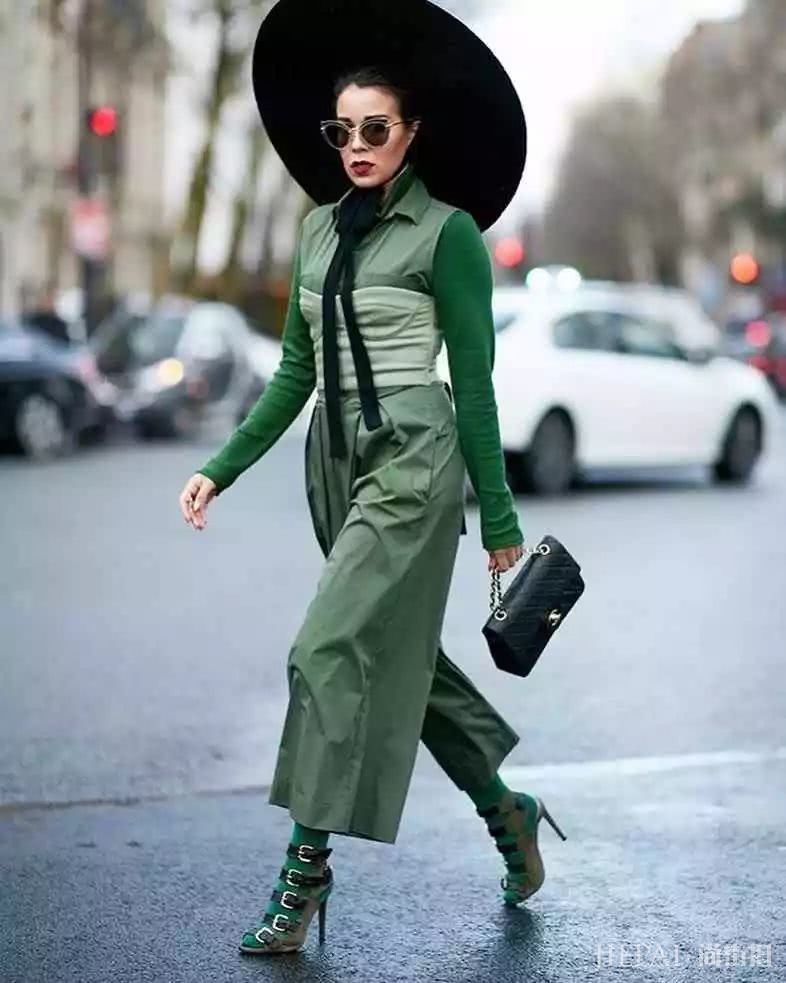 20岁的女生穿这7种颜色超显老气，穿上真像大妈