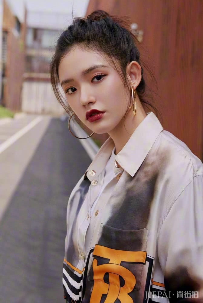 林允印花衬衫穿得高级大气,嘴巴涂全唇更像一朵花