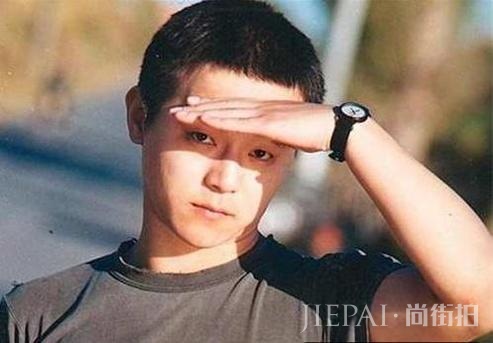 他一生风流,曾娶天后为妻,3段情2任妻皆弃他而去,今单身显凄凉