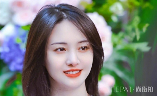 郑爽为何从不化“大浓妆”？看到她浓妆的样子，才懂什么叫女王