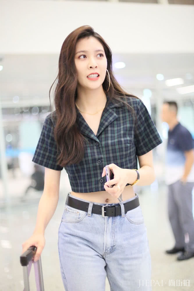 宋妍霏机场街拍,太会穿衣身材好衣品更好