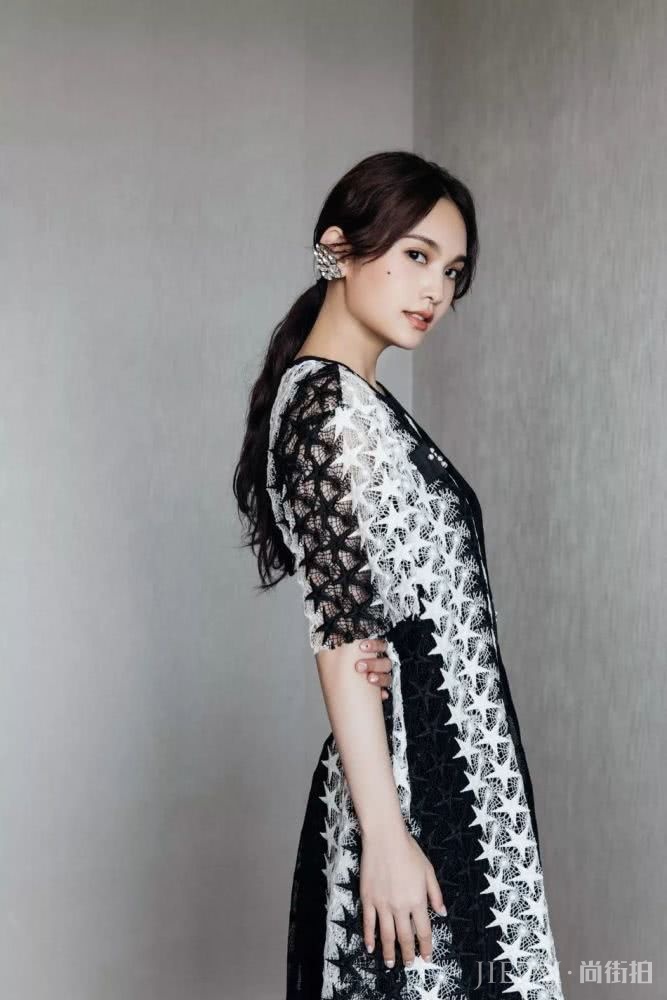杨丞琳身穿满天星“阴阳裙”抢眼,嘟嘴卖萌似16岁少女