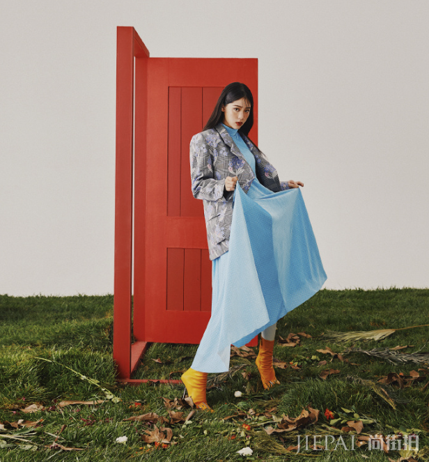 欧阳娜娜一袭蓝裙凹造型,全新妆容惊艳了,宋祖儿也曾化过雀斑妆