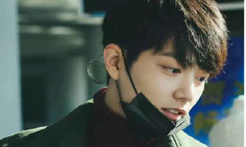 王源和肖战之间的事,两人从小就有这关系,双方父亲还是同事关系