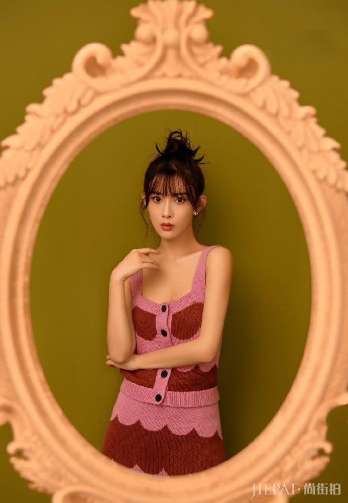 孟子义走红后更少女了,穿吊带配半身裙超甜美