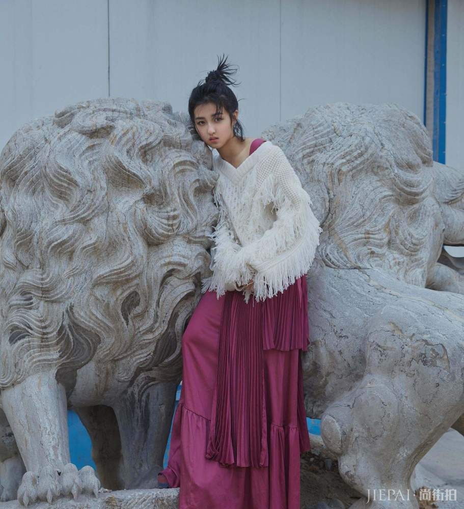 张子枫穿2万3的针织裙,比乔欣还美