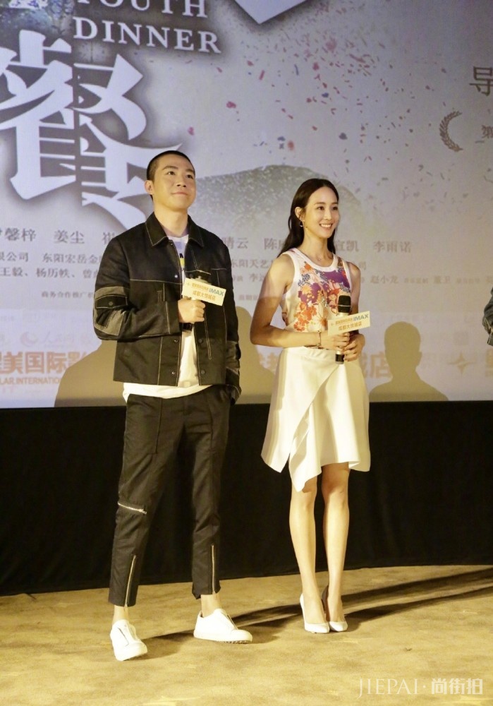 张钧甯穿白色金属圈连衣裙配高跟鞋,秀“竹竿腿”美成焦点