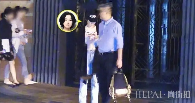 张嘉译近况曝光!与闫妮聚餐猛抽烟,驼背病情疑似加重