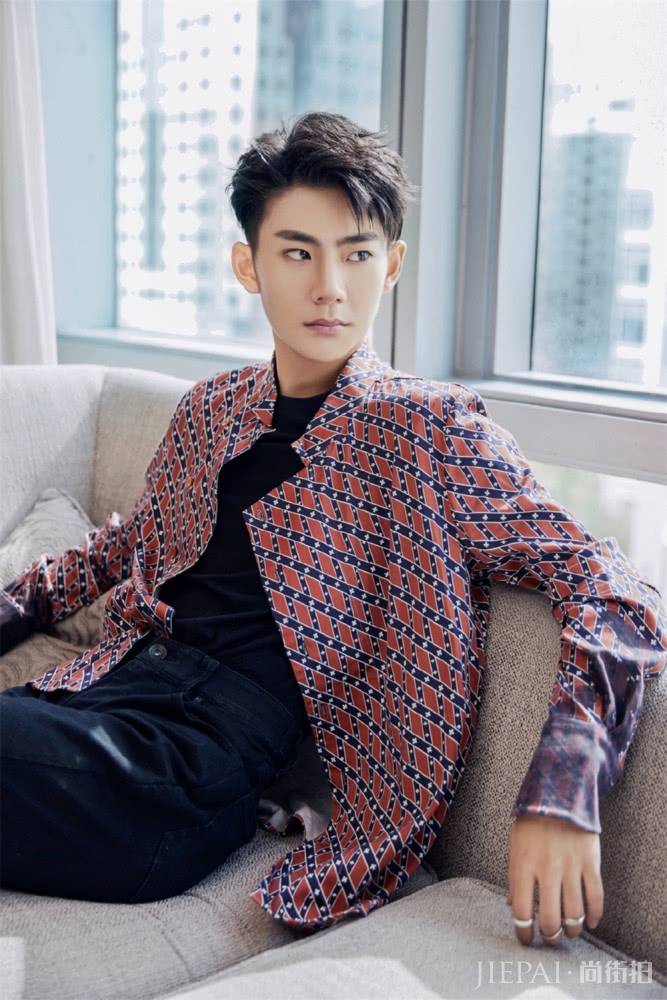 18岁刘家祎私服清爽帅气，不戴眼镜好高冷，跟林磊儿判若两人