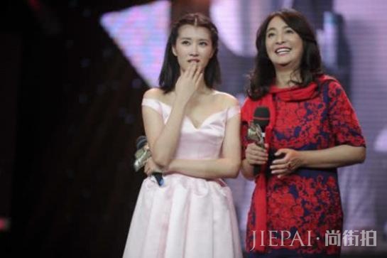 曾扬言不嫁中国人，嫁了三个外国老公都被抛弃，如今56岁成这样