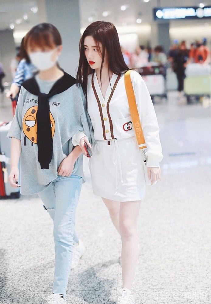 鞠婧祎机场街拍：V领开衫塞裙子里，穿小白鞋秒变清纯学生