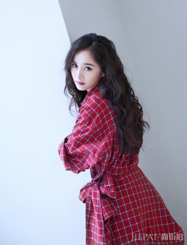 杨幂留大波浪，变魅惑女人，想走范冰冰路线，网友称大勋驾驭不了