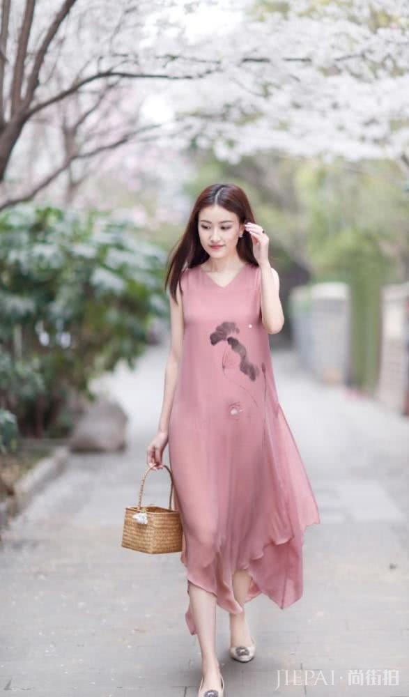 七夕约会怎么穿?一袭粉色中式连衣裙,清纯又甜美的初恋感