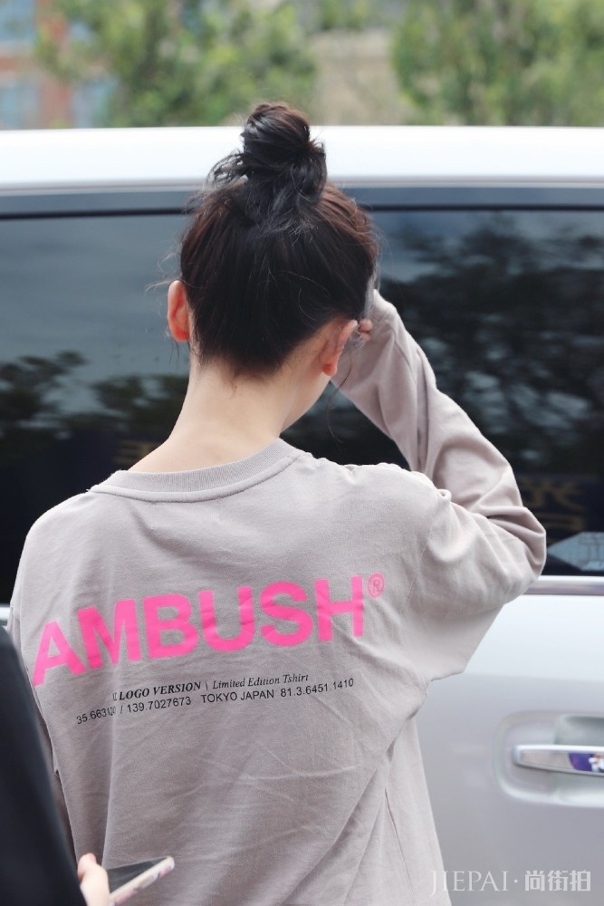 吴谨言私服造型比活动礼服更减龄,腿型匀称好看超有少女感