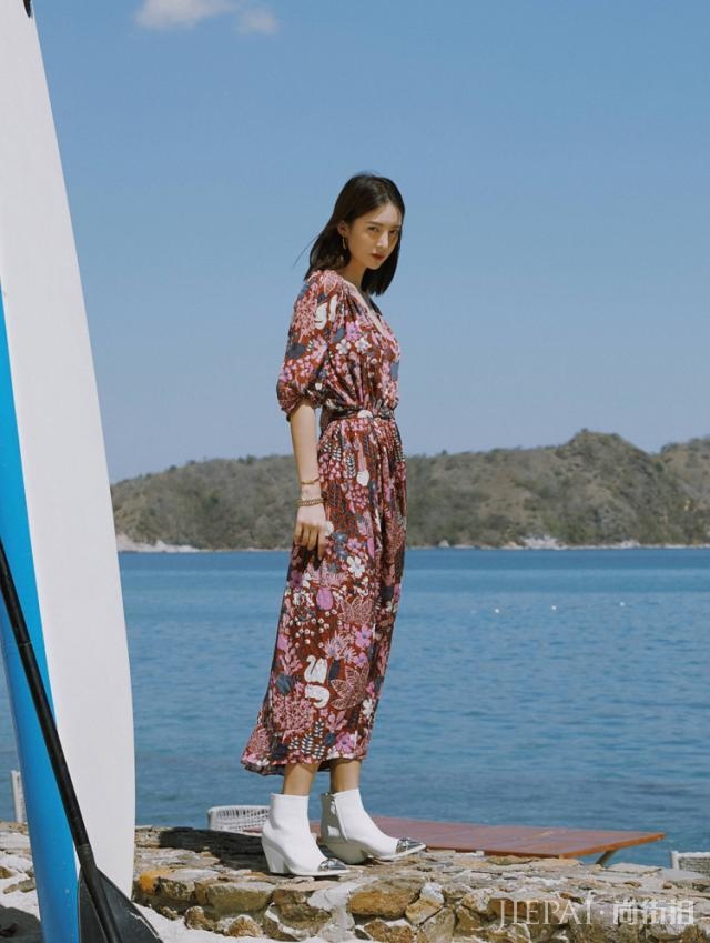 金晨最新打扮美出新高度!一袭红裙明艳动人,仙女身材实至名归