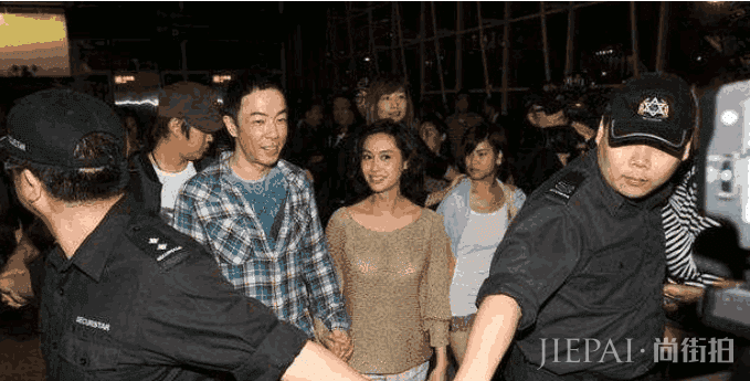 朱茵与丈夫现身机场,夫妻恩爱有加,女神风韵依旧